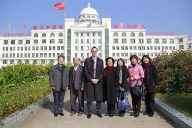 加拿大驻广州大使馆总领事艾伟敦先生（左三）到访我校