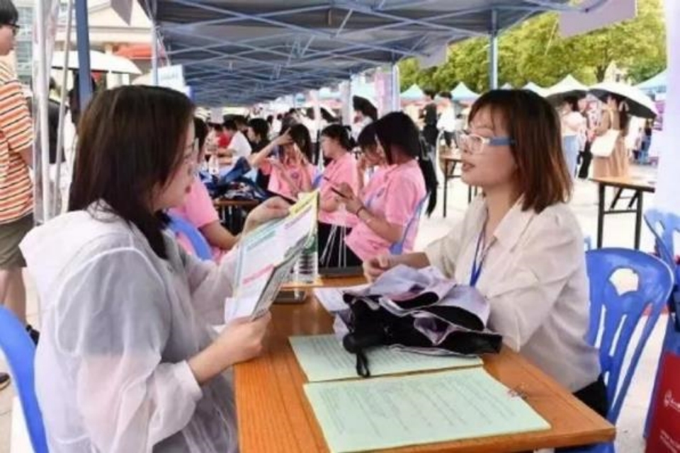 广西日报|全区民办高校毕业生“双选会”在广西外国语学院举行