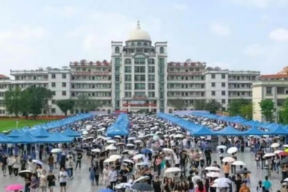 中国网-壮美广西|广西民办高校毕业生“双选会”在广西外国语学院举行